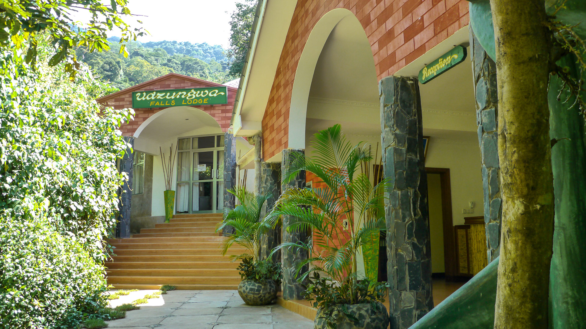 01TUZD-IM0001-udzungwa-falls-lodge-1920